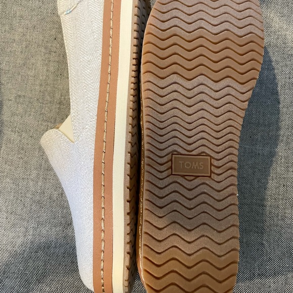 Brand new toms - Picture 3 of 3